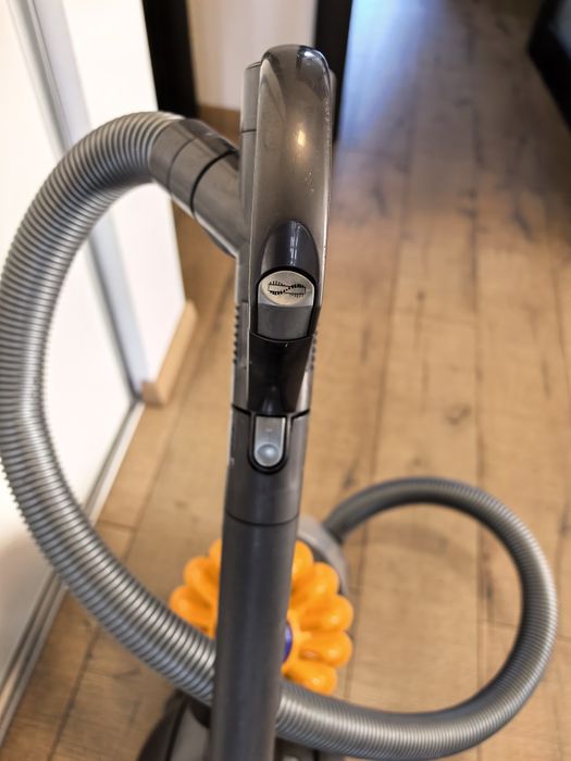 Aspirator Dyson Ball Allergy cu perie rotativa actionata de pe maner