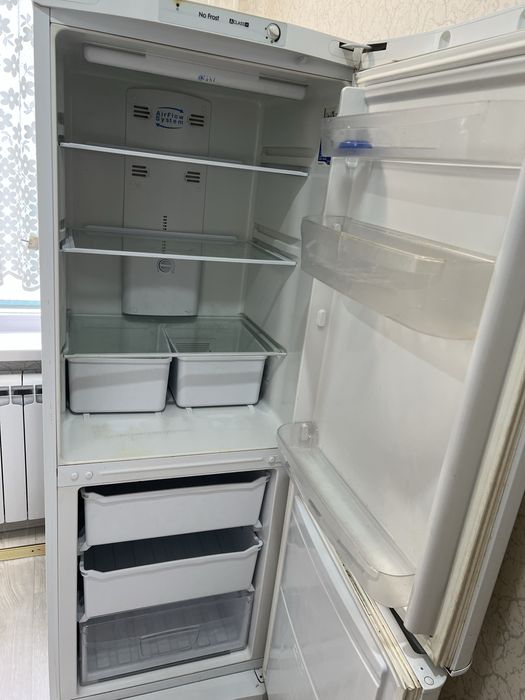 Холодильник рабочий, в нормально состояние