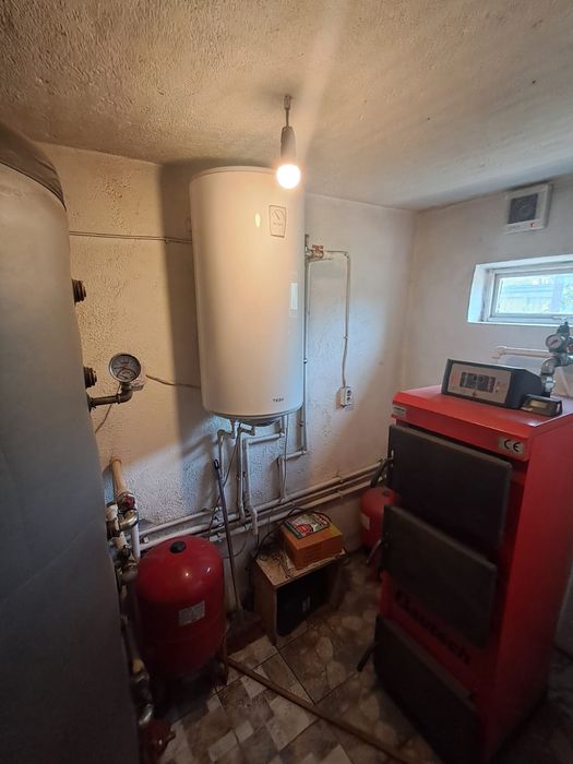 Vând centrala pe combustibil solid, puffer, boiler, pompa, vas expansiune