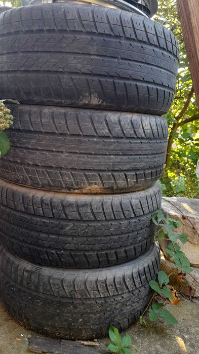 Vand 4 buc.genti cu cauciucuri volkswagen sau semnul