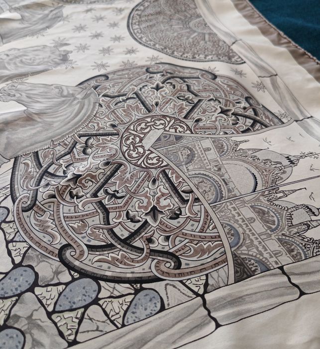 Vând eșarfă Hermes originală