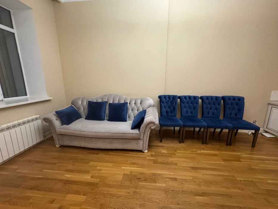 Раскладной диван и 4 стула