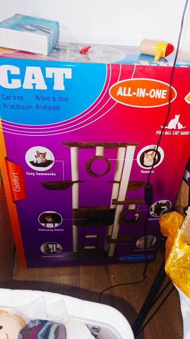 Ansamblu pt pisici cu loc de joaca și odihna