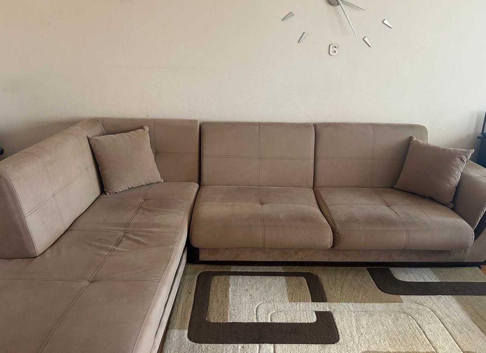 Табуретка и ъглов диван