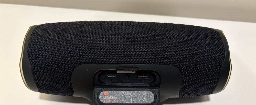 JBL Charge 4 черная