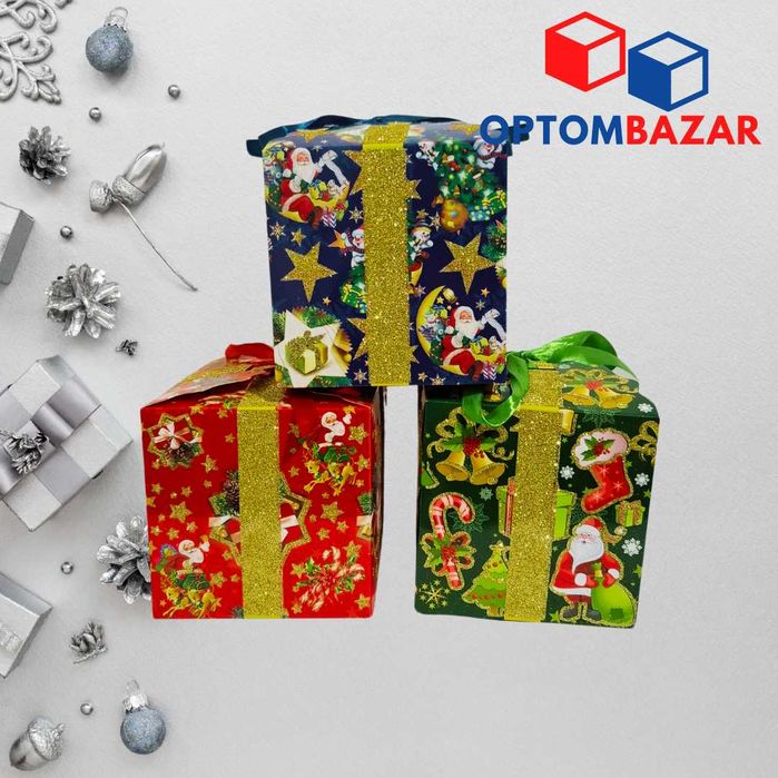 Qorbobo va bolalar, bayramona bezaklar tasvirlangan sovg'a qutisi.