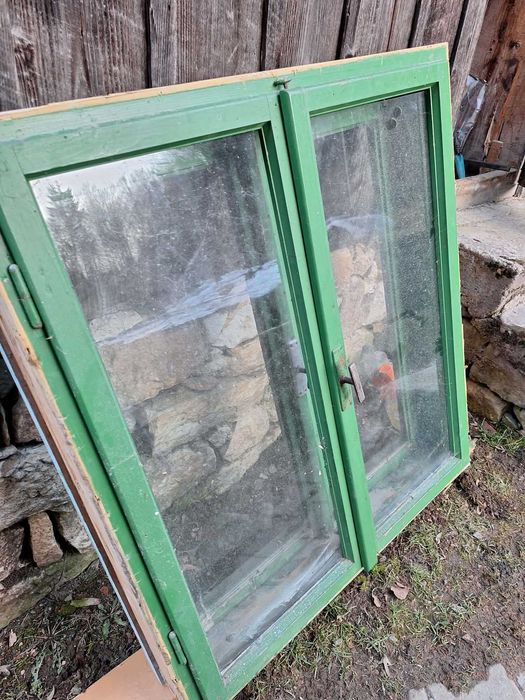 Vând geamuri vechi din lemn, cu 2 și 3 deschideri – stare bună