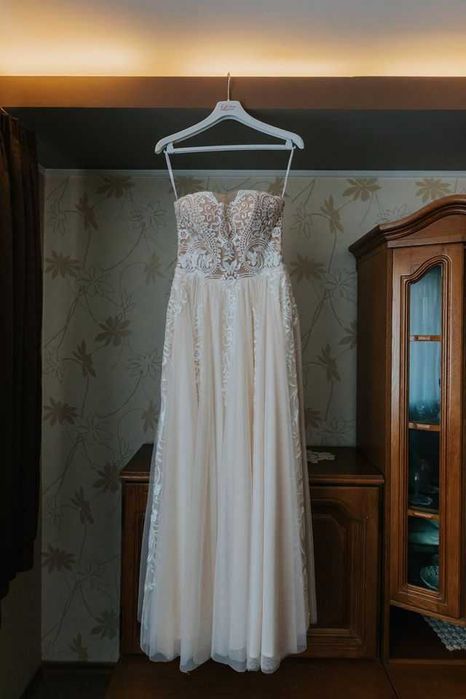 Vand rochie de mireasă din dantela "Cameron by Eva Lendel"