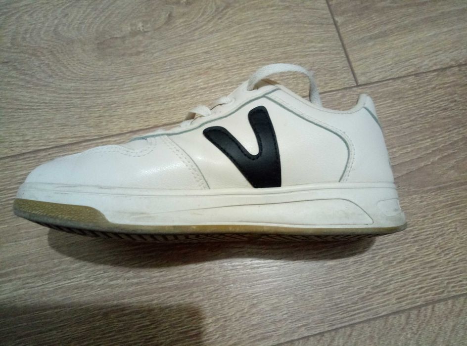 Кожаные кроссовки