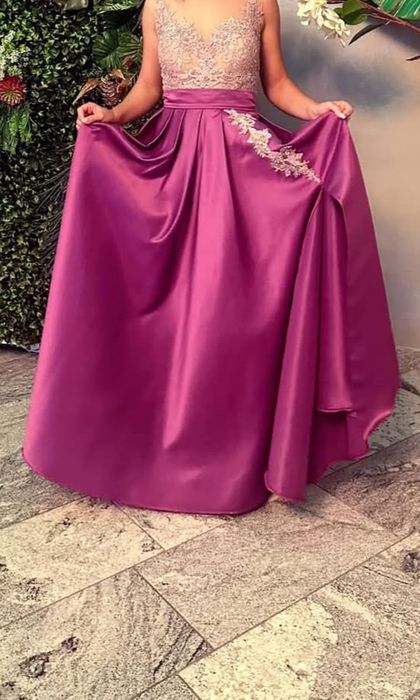 Rochie roz de poveste – bust din dantelă, fustă amplă din satin–