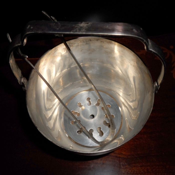 Frapieră pentru cuburi de gheață cu mâner și clește.