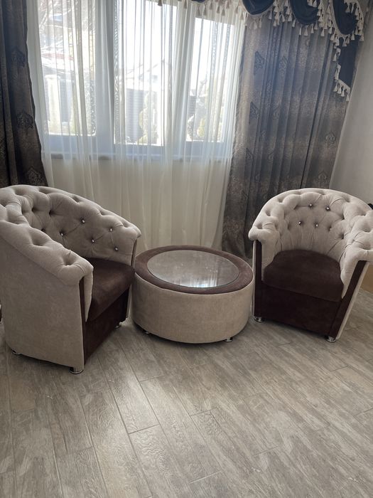 Vand doua fotolii cu masa