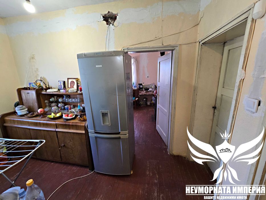 Продавам двуетажна къща 195РЗП с широк двор 1020кв. в с.Тополово