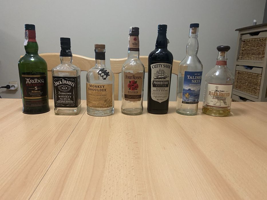Празни бутилки от уиски