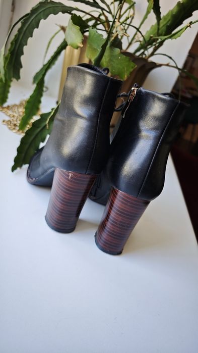 Продам ботильоны.