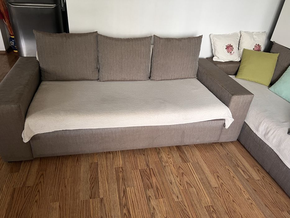 Canapea extensibila cu loc de depozitare.