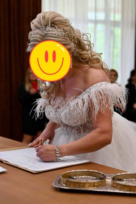 Сватбена рокля на воали.с пера