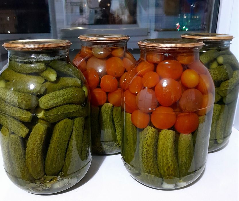 Помидоры крупные, дачные. Кабачки, огурцы.