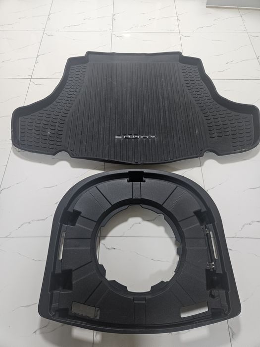 Оригинал коврик для багажника Камри 70
Расположе