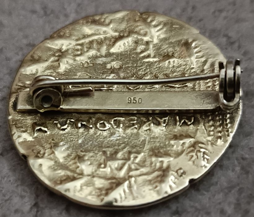 Monedă veche din argint 925 și 950 făcută broșă, insignă