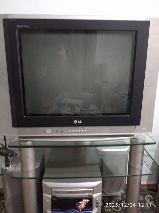 Срочно продаю телевизор и подставку