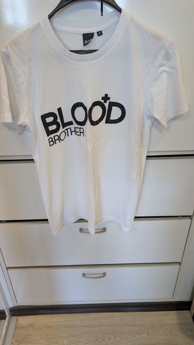 Маркови тениски и синя риза