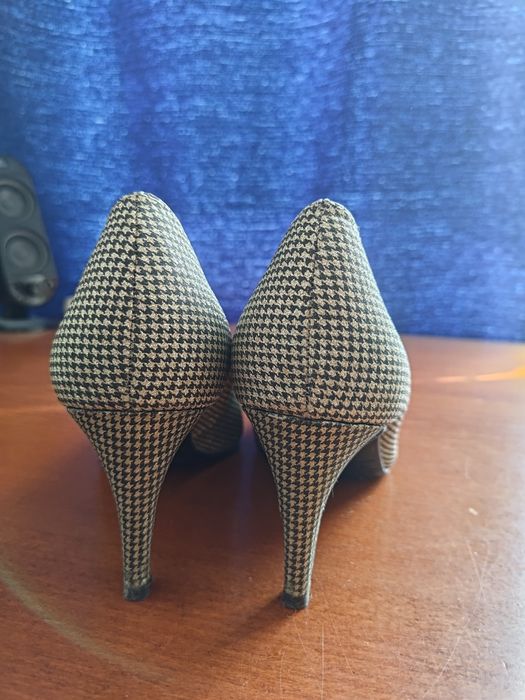 Обувки на ток Tamaris черно и златно 37 номер