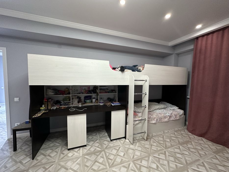 Трехместная кровать