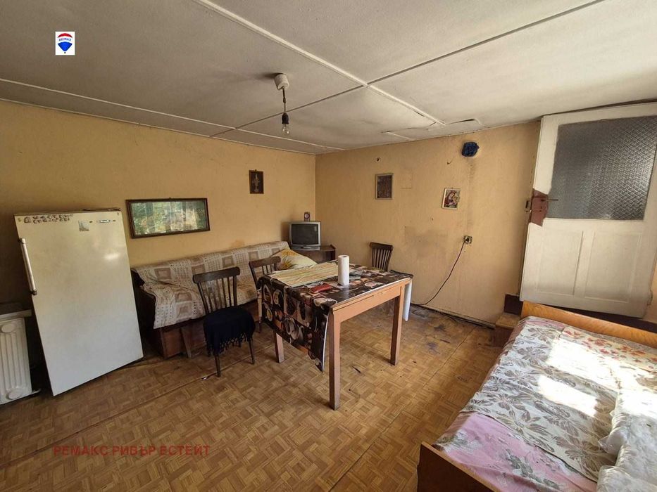 Селска къща с голям двор за продажба с. Бръшлен