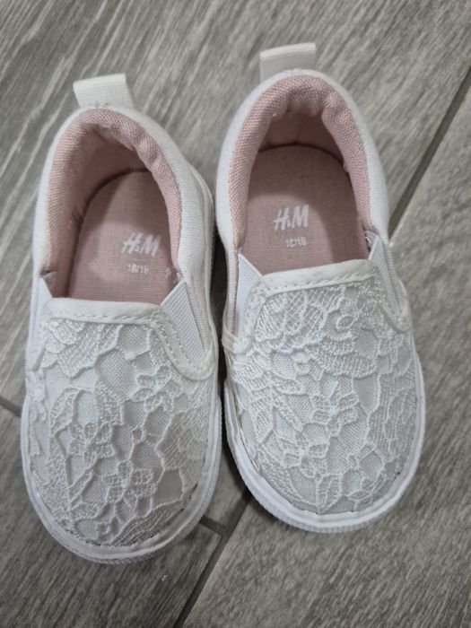 Vând teneși albi fetițe