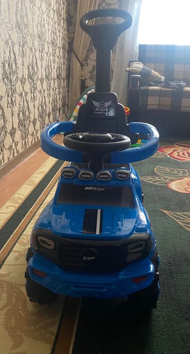 Машинка каталка с ручкой