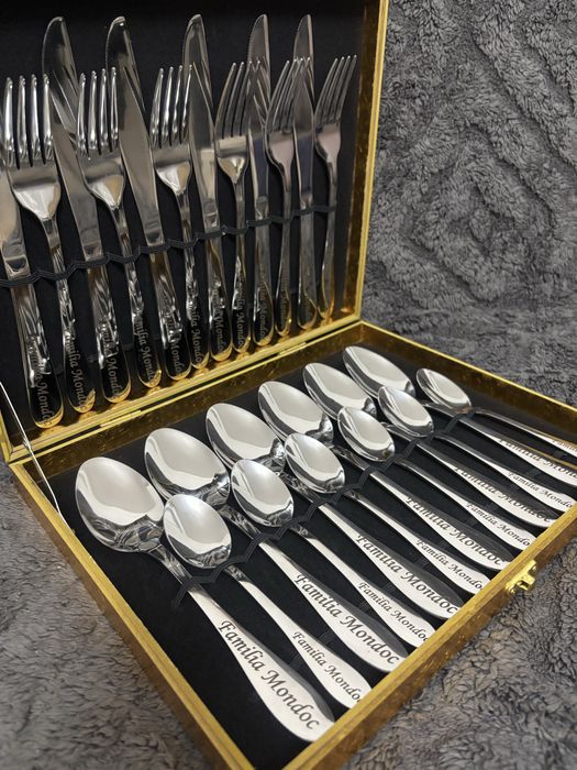 Tacamuri gravate pentru 6 persoane