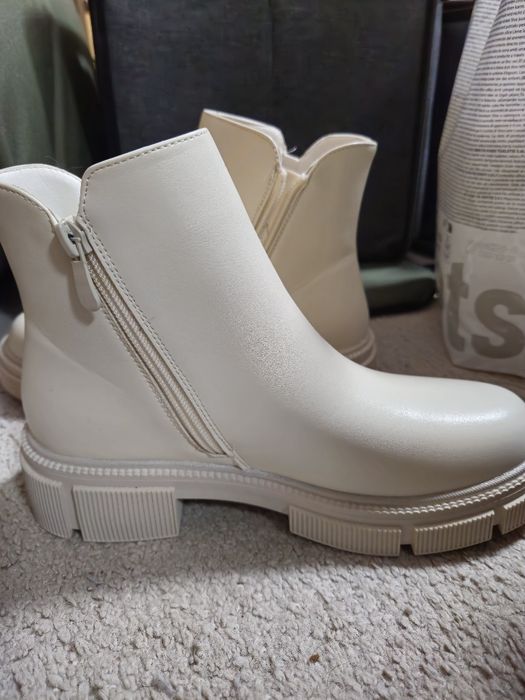 Дамски бежови боти