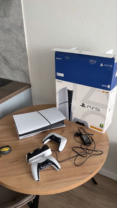 Playstation 5 slim + 2 геймпада + зарядная станция + игры