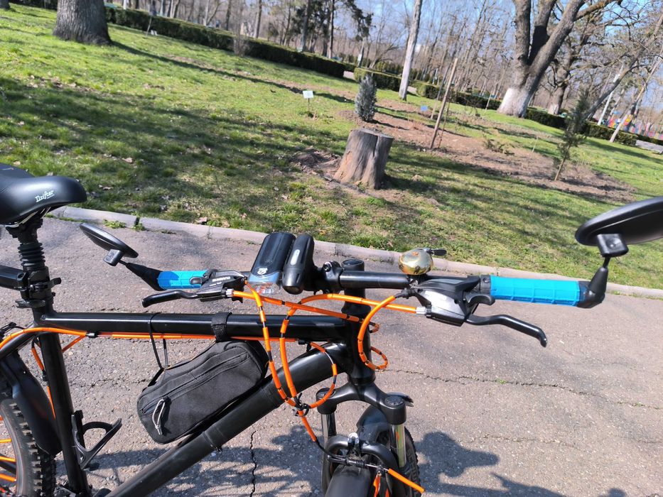 Vând bicicletă cu cadru de aluminiu.