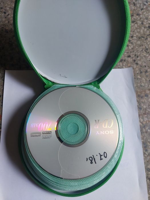 Два несесера за компакт дискове!