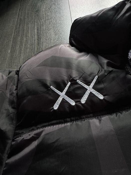 Geaca The North Face Kaws puffer noua