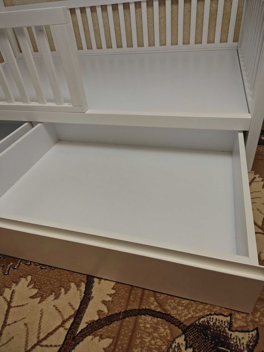 Pat supraetajat din lemn masiv. Stare perfectă. Dimensiuni 120*200. Are 2 sertare mari de depozitare. Preț negociabil. Ridicare disponibilă.