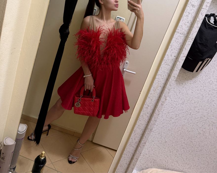 Червена рокля и гащеризон junona