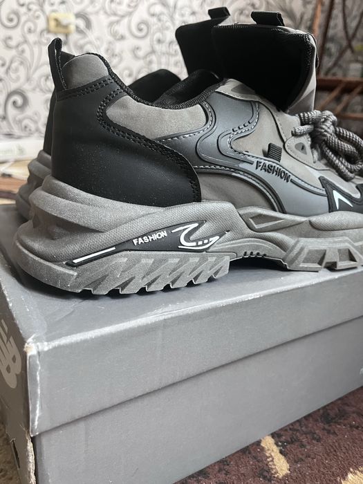 Новые крассовки 42 размера