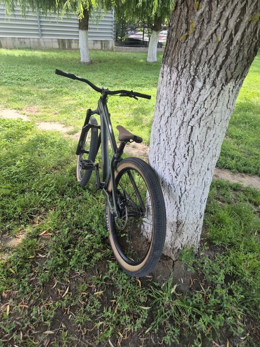 Vând bicicletă Specialized