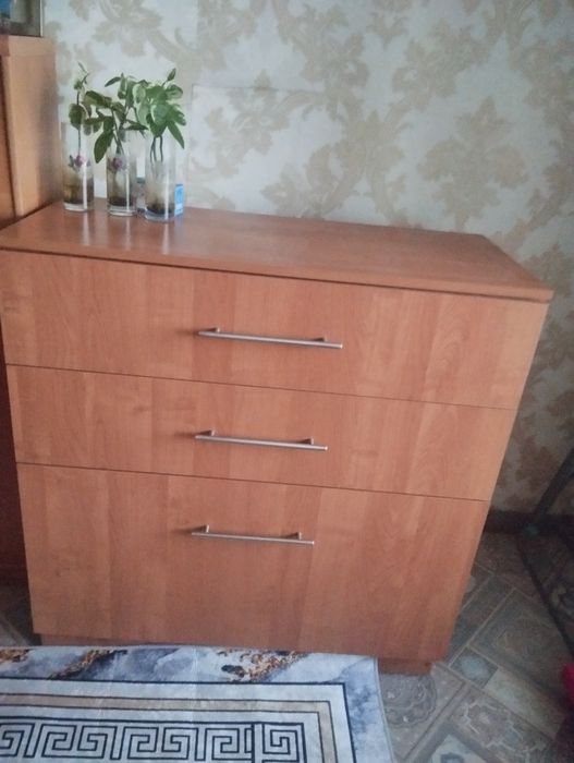 Камод состоит из 3 ящиков