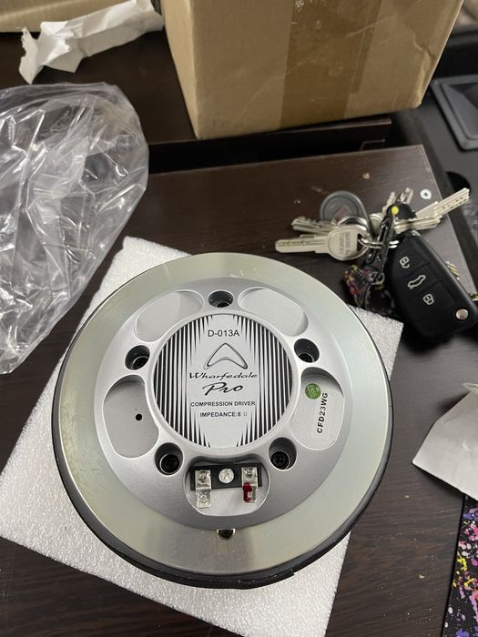 Празни кутии Peavey с драйвери wharfedale D-013A