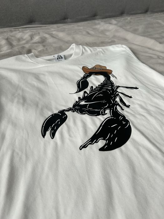 Бяла тениска на найк с лого на скорпион (Loose fit)