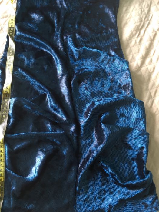 Синее платье на одно плечо.