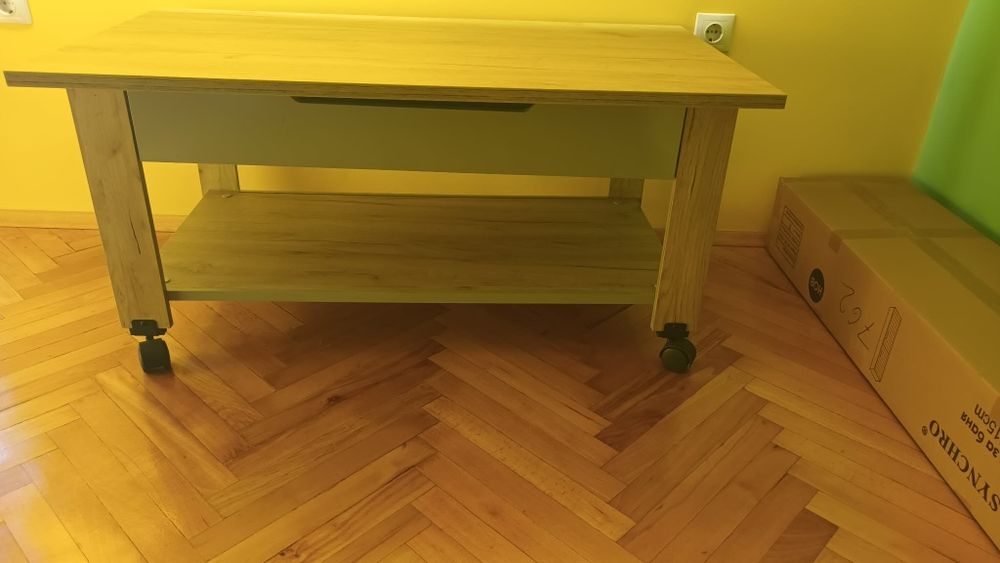 Холна маса с колеца