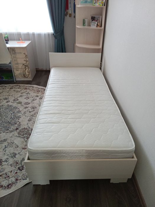 Продам шкаф для одежды и кровать. .