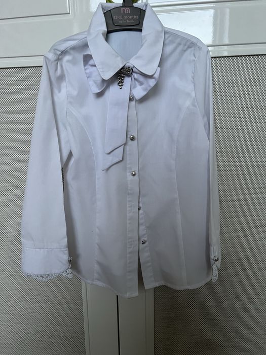 Продам белую блузку школьную для девочки 6-7-8 лет