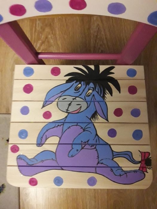 Ръчно рисувани дървени детски столчета.Подходящ подарък за всяко дете.