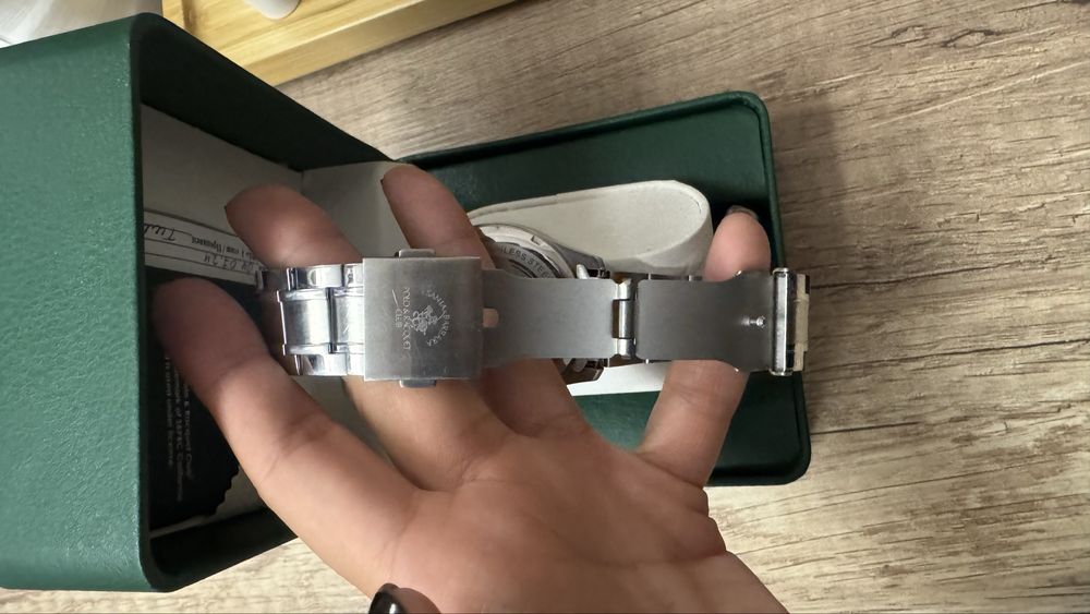 Продам часы на металлическом браслете